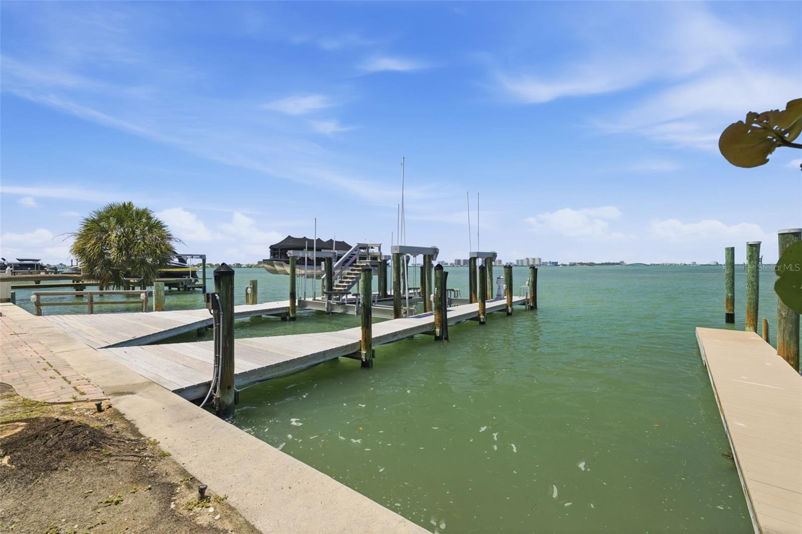 24 N PINE CIR, BELLEAIR, FL, 33756