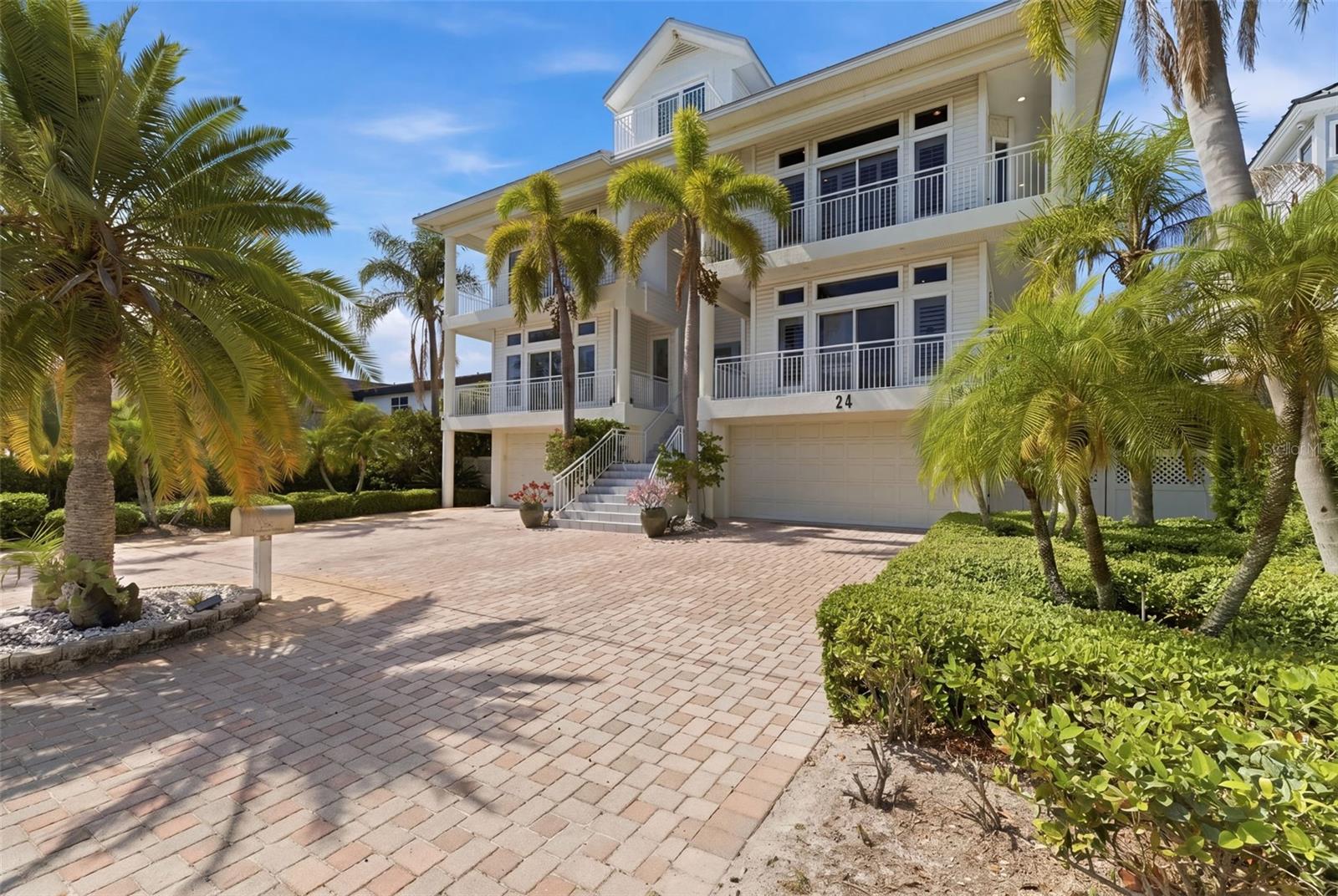 24 N PINE CIR, BELLEAIR, FL, 33756