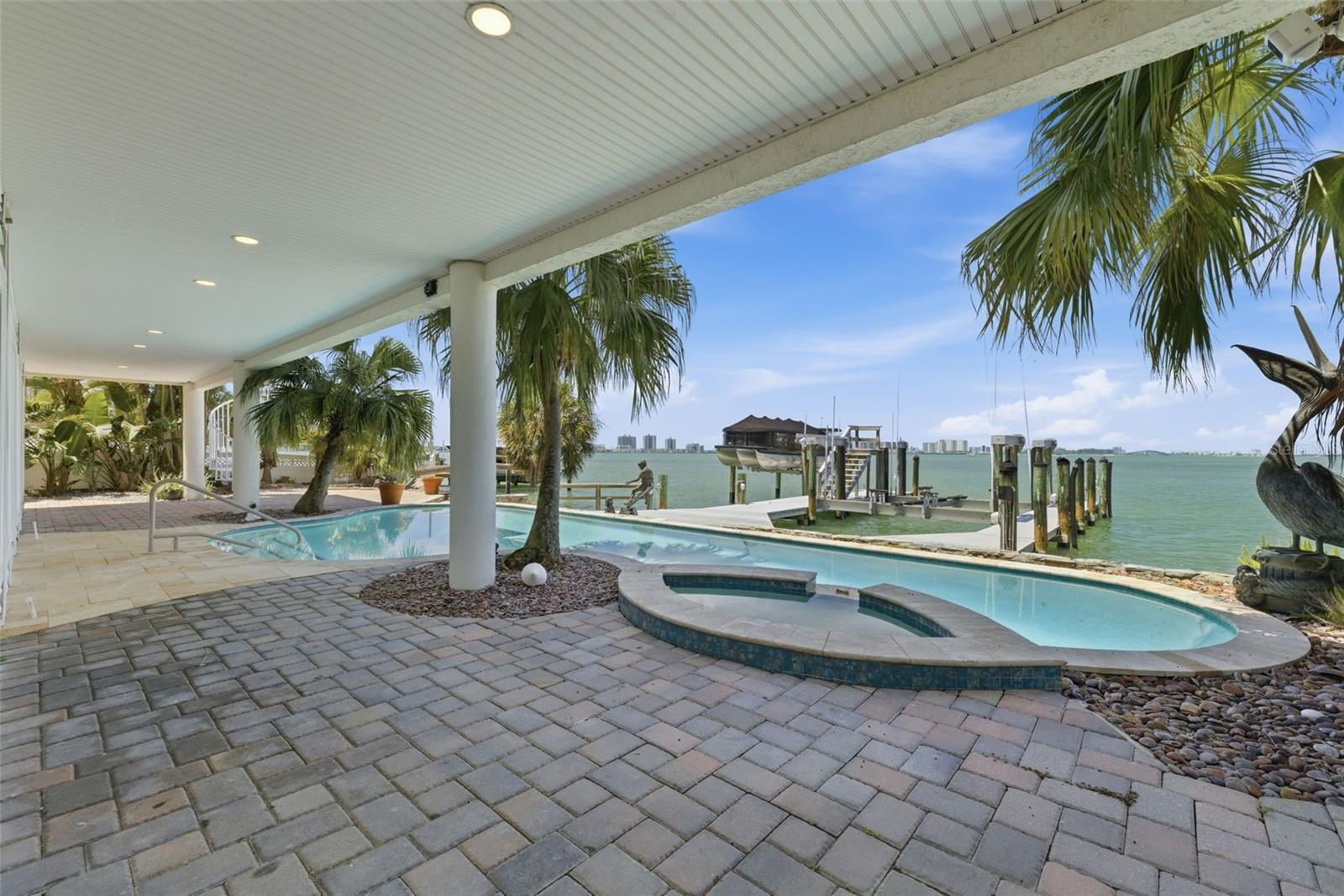 24 N PINE CIR, BELLEAIR, FL, 33756