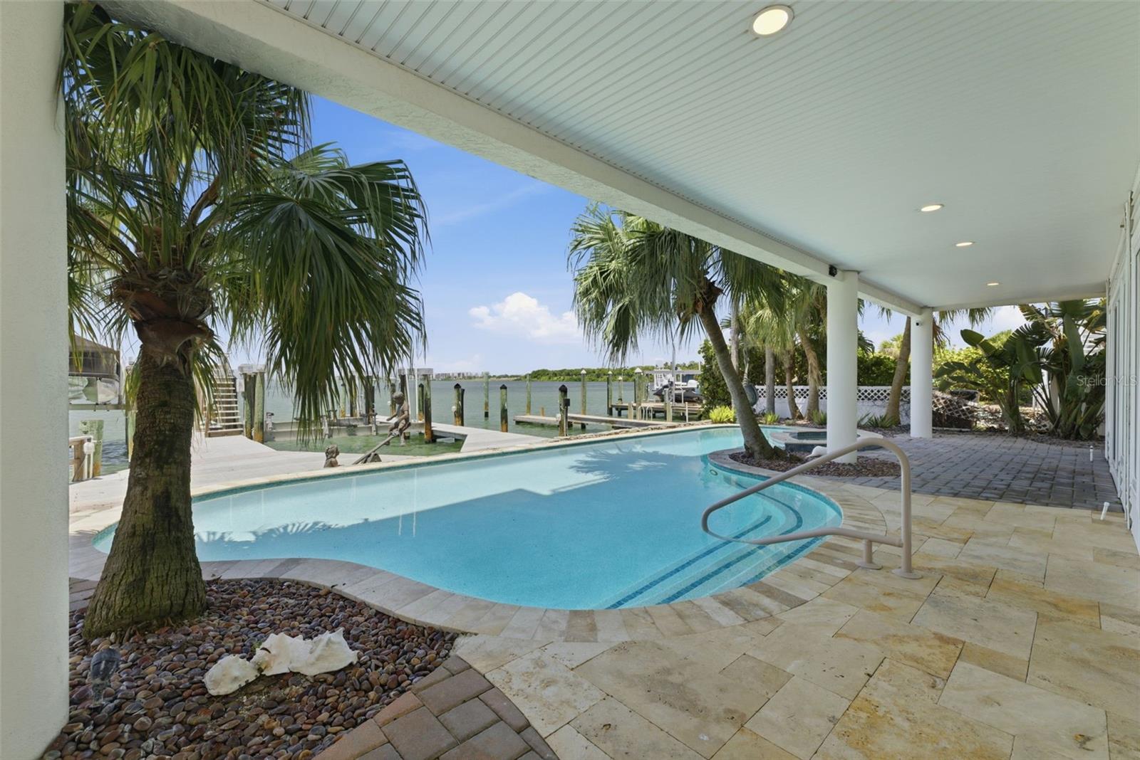 24 N PINE CIR, BELLEAIR, FL, 33756