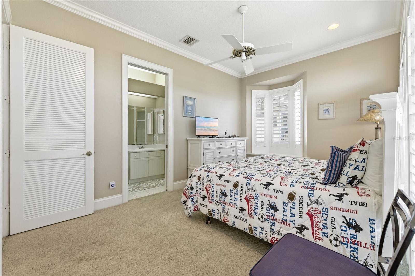 24 N PINE CIR, BELLEAIR, FL, 33756