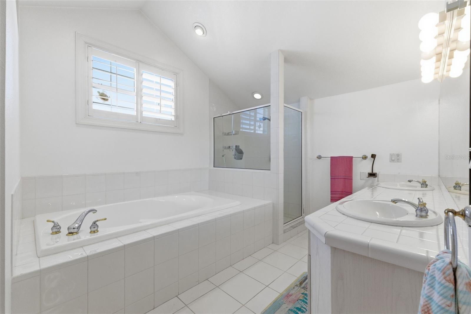 24 N PINE CIR, BELLEAIR, FL, 33756