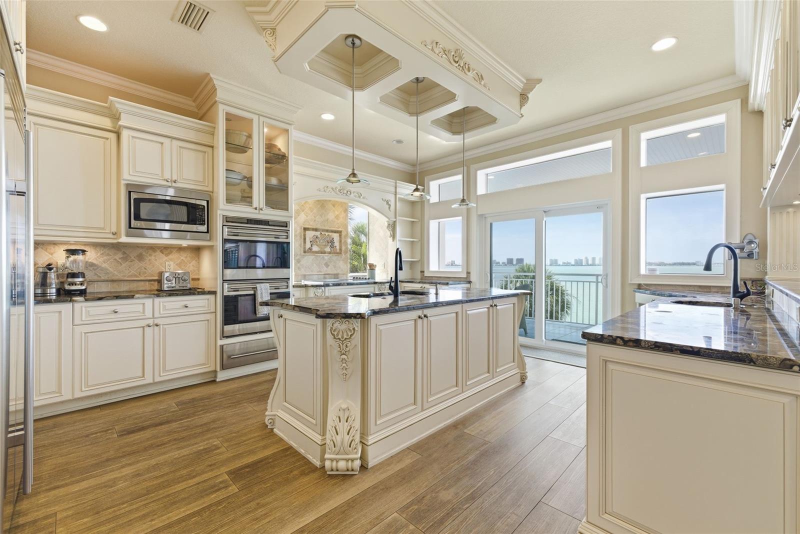 24 N PINE CIR, BELLEAIR, FL, 33756