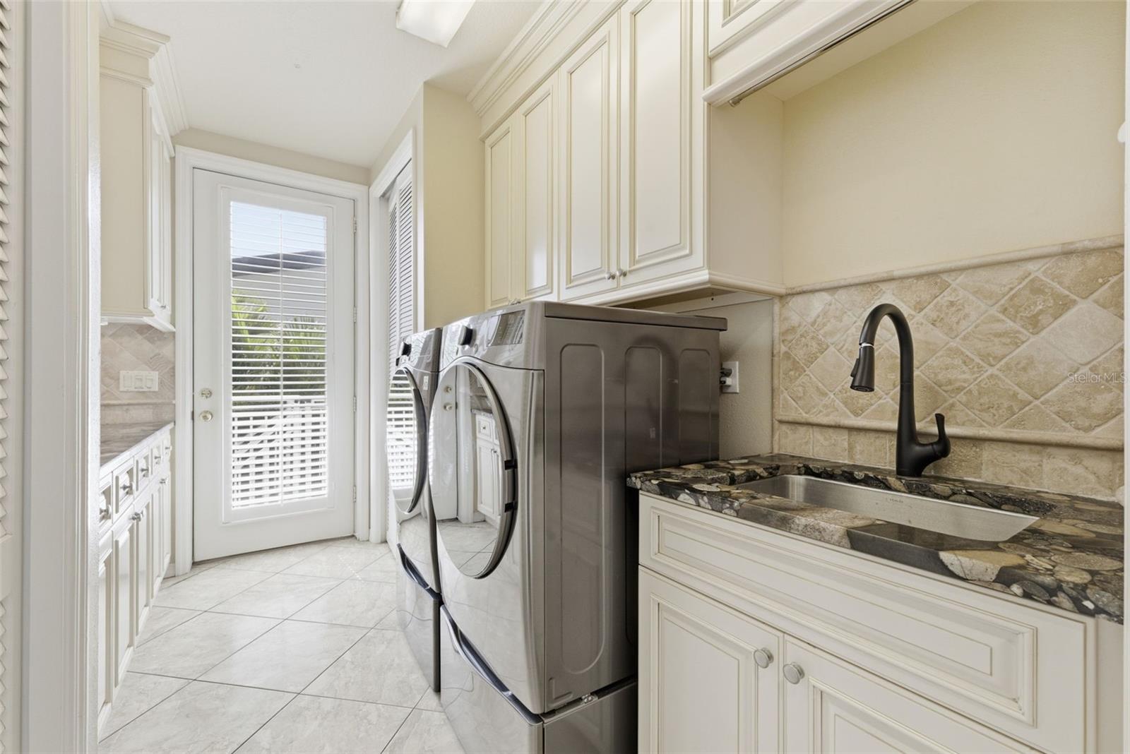 24 N PINE CIR, BELLEAIR, FL, 33756