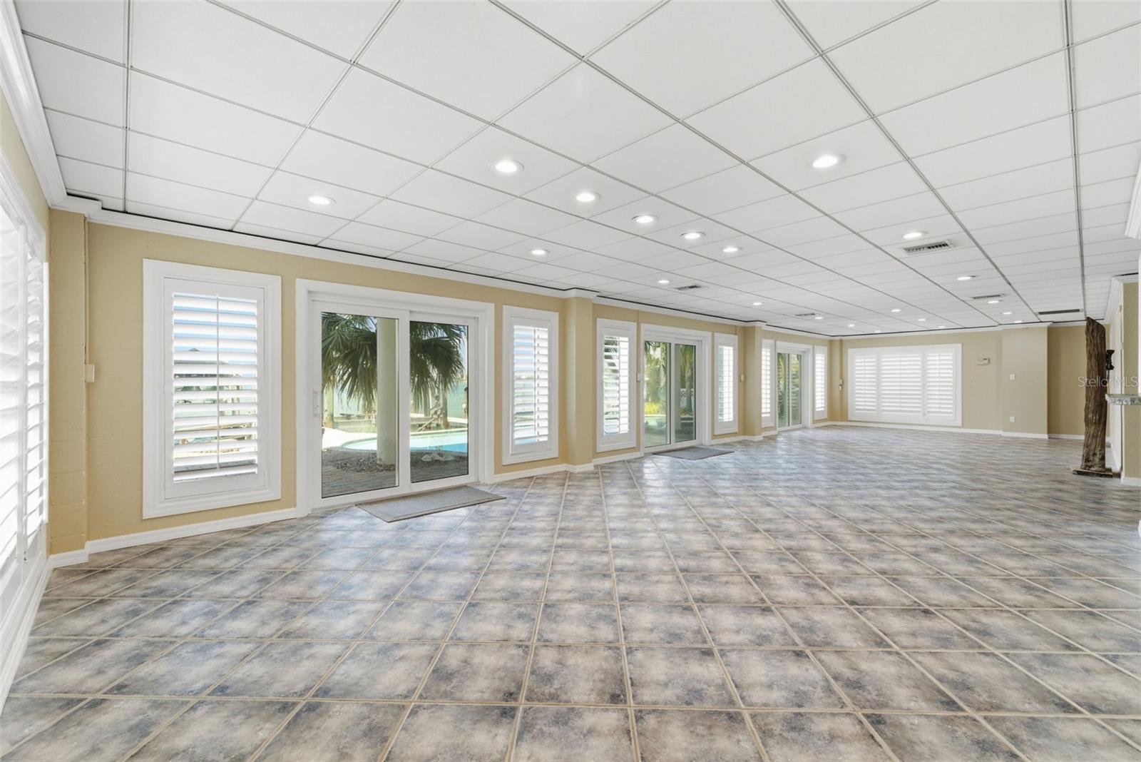24 N PINE CIR, BELLEAIR, FL, 33756
