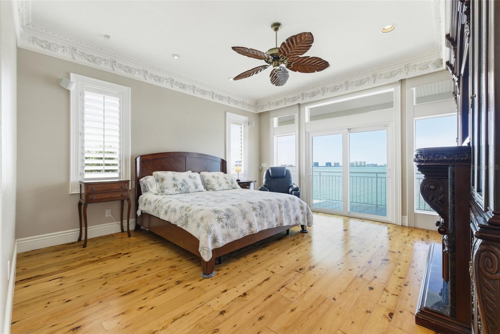 24 N PINE CIR, BELLEAIR, FL, 33756