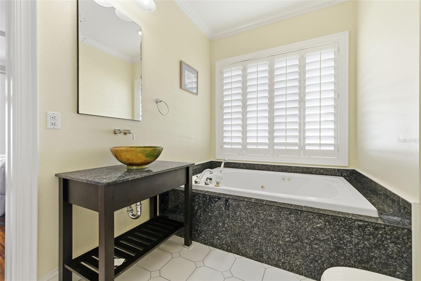 24 N PINE CIR, BELLEAIR, FL, 33756