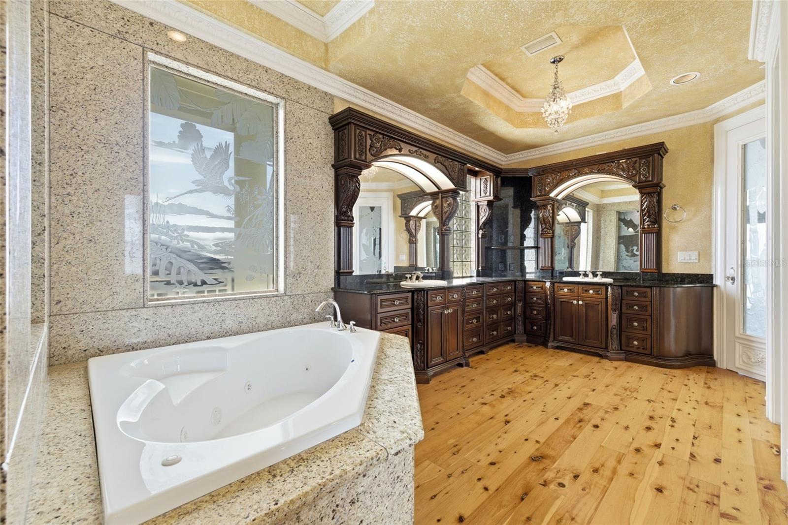 24 N PINE CIR, BELLEAIR, FL, 33756