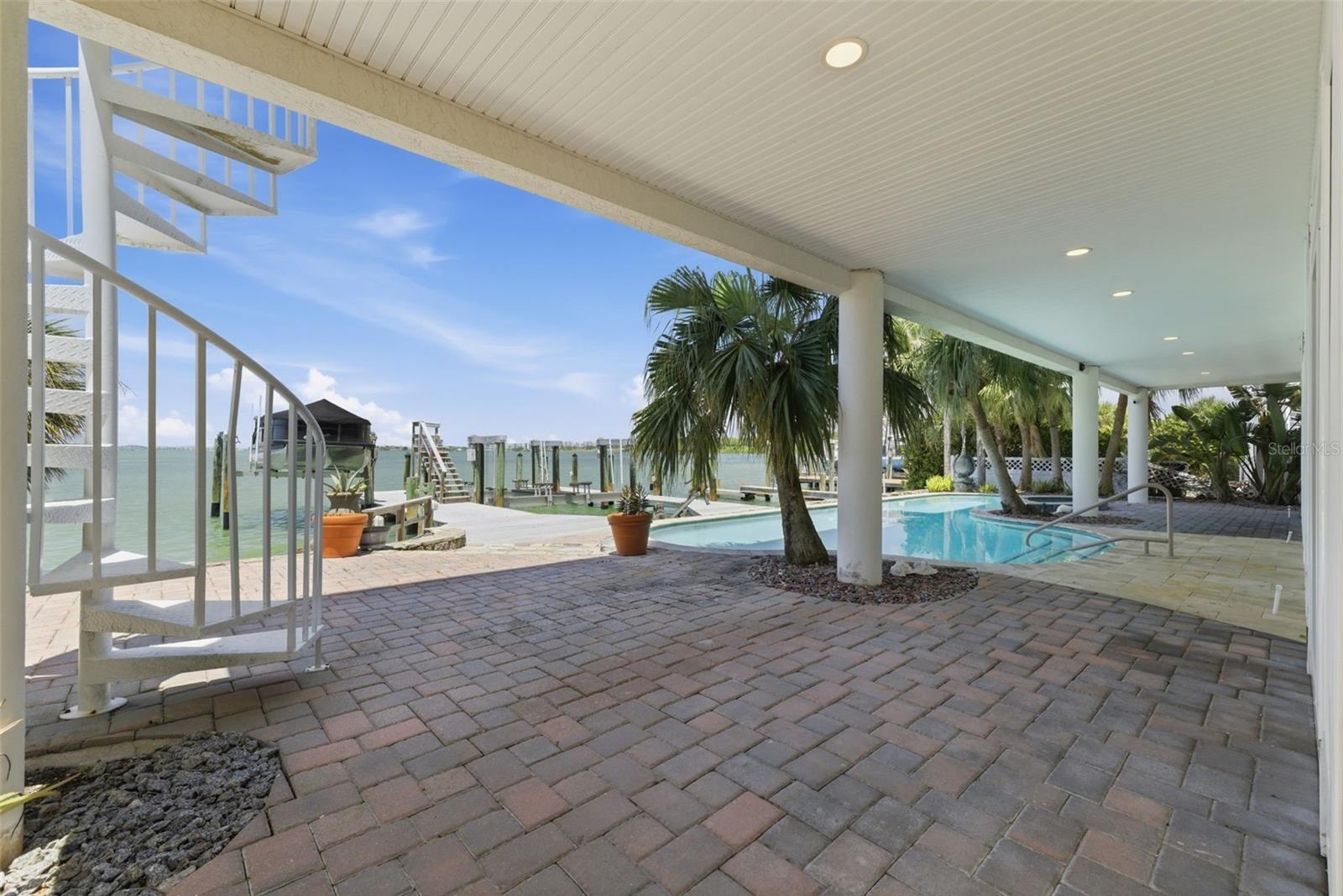 24 N PINE CIR, BELLEAIR, FL, 33756