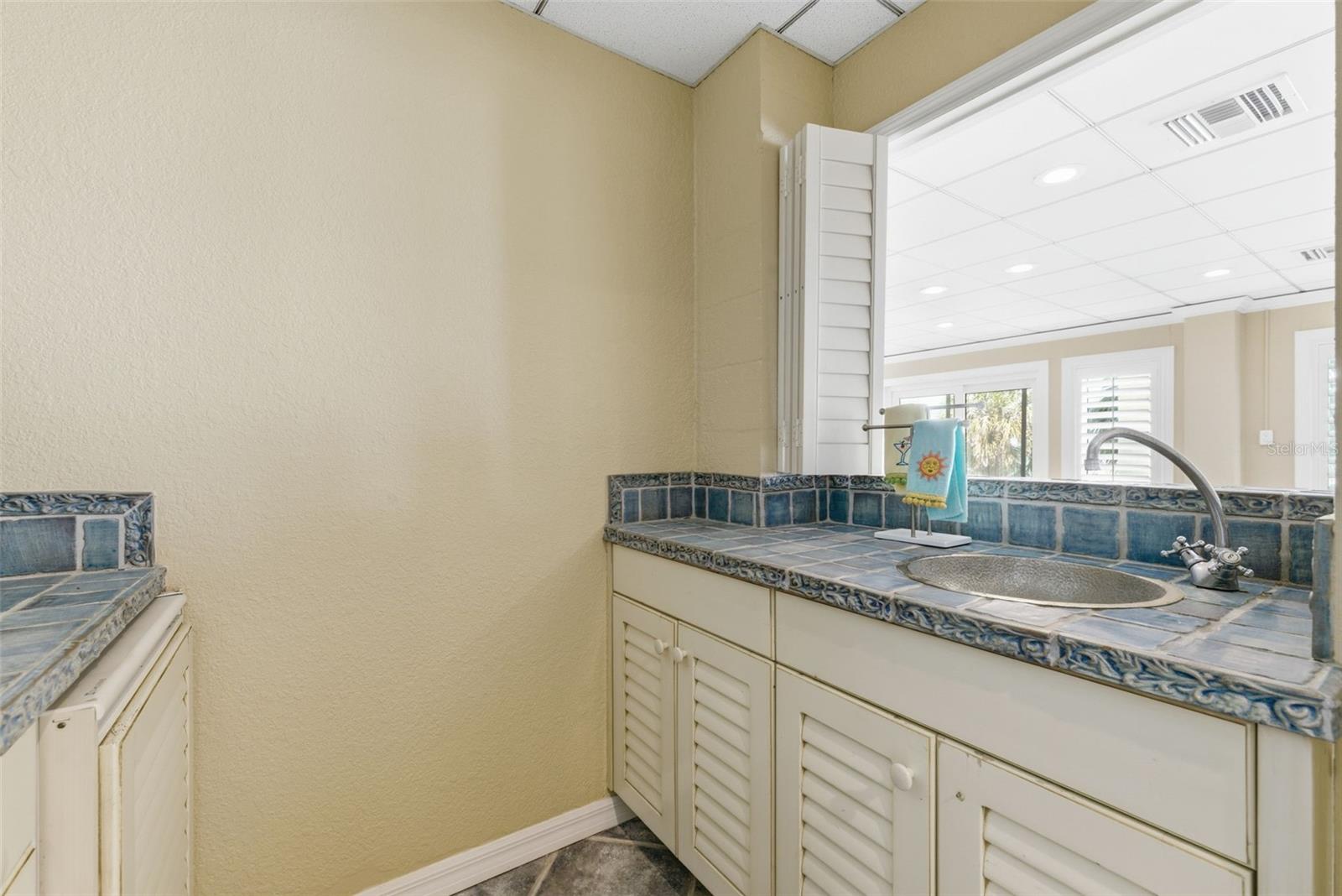 24 N PINE CIR, BELLEAIR, FL, 33756