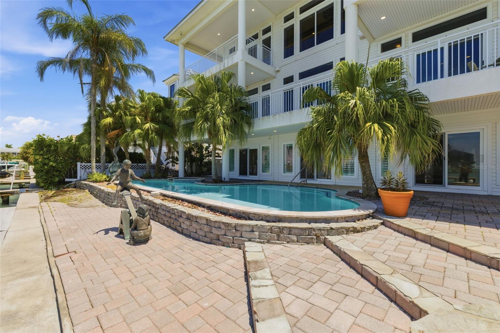 24 N PINE CIR, BELLEAIR, FL, 33756