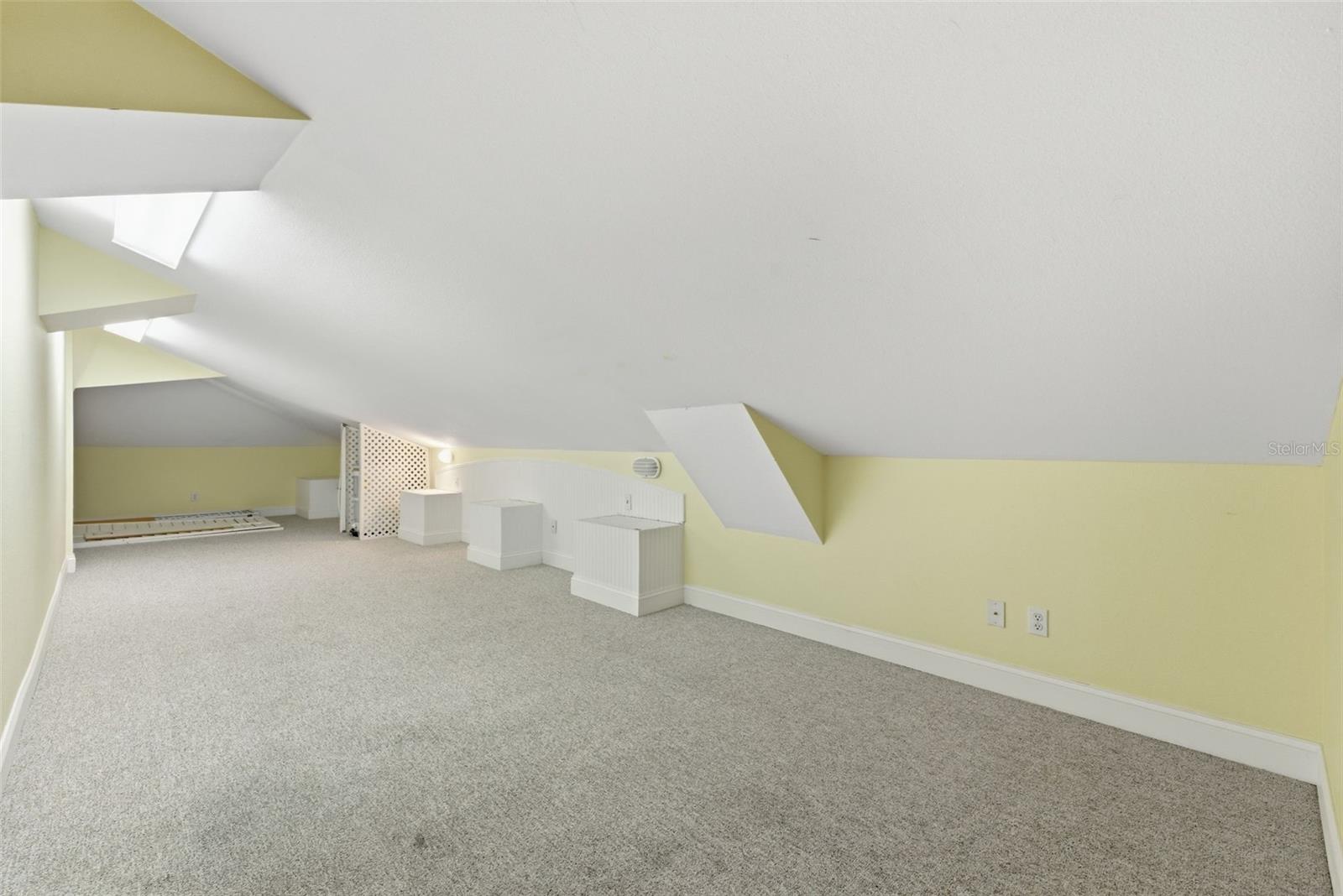 24 N PINE CIR, BELLEAIR, FL, 33756