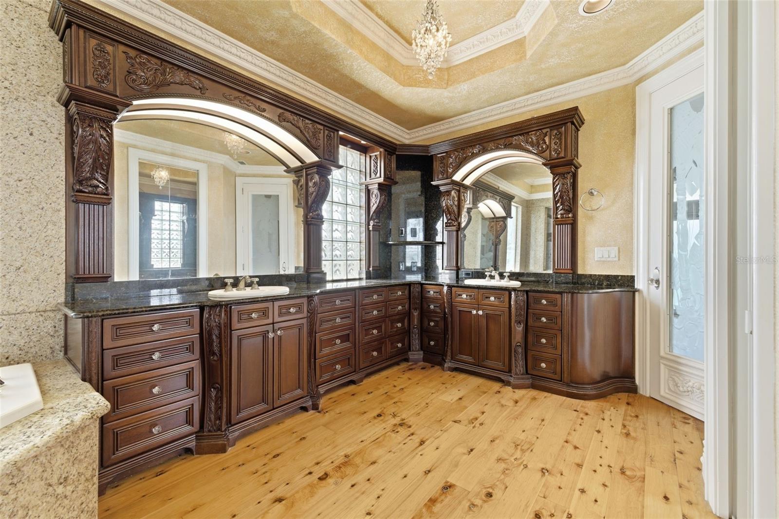 24 N PINE CIR, BELLEAIR, FL, 33756