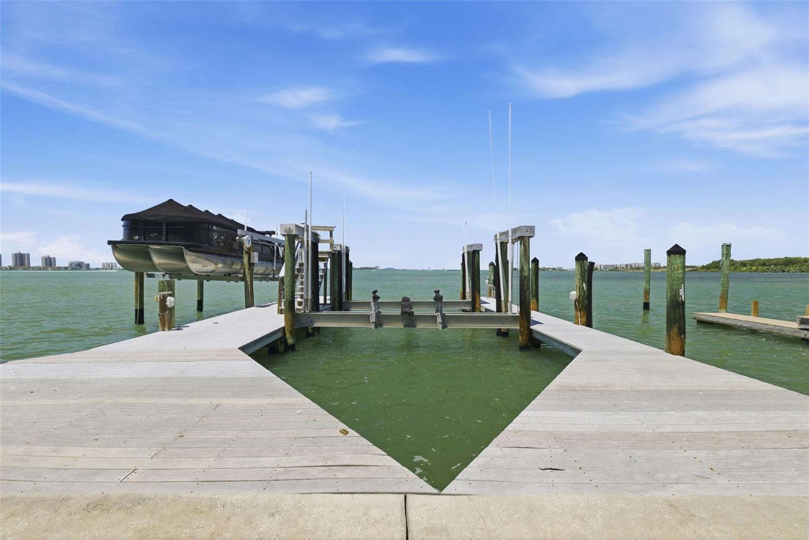 24 N PINE CIR, BELLEAIR, FL, 33756