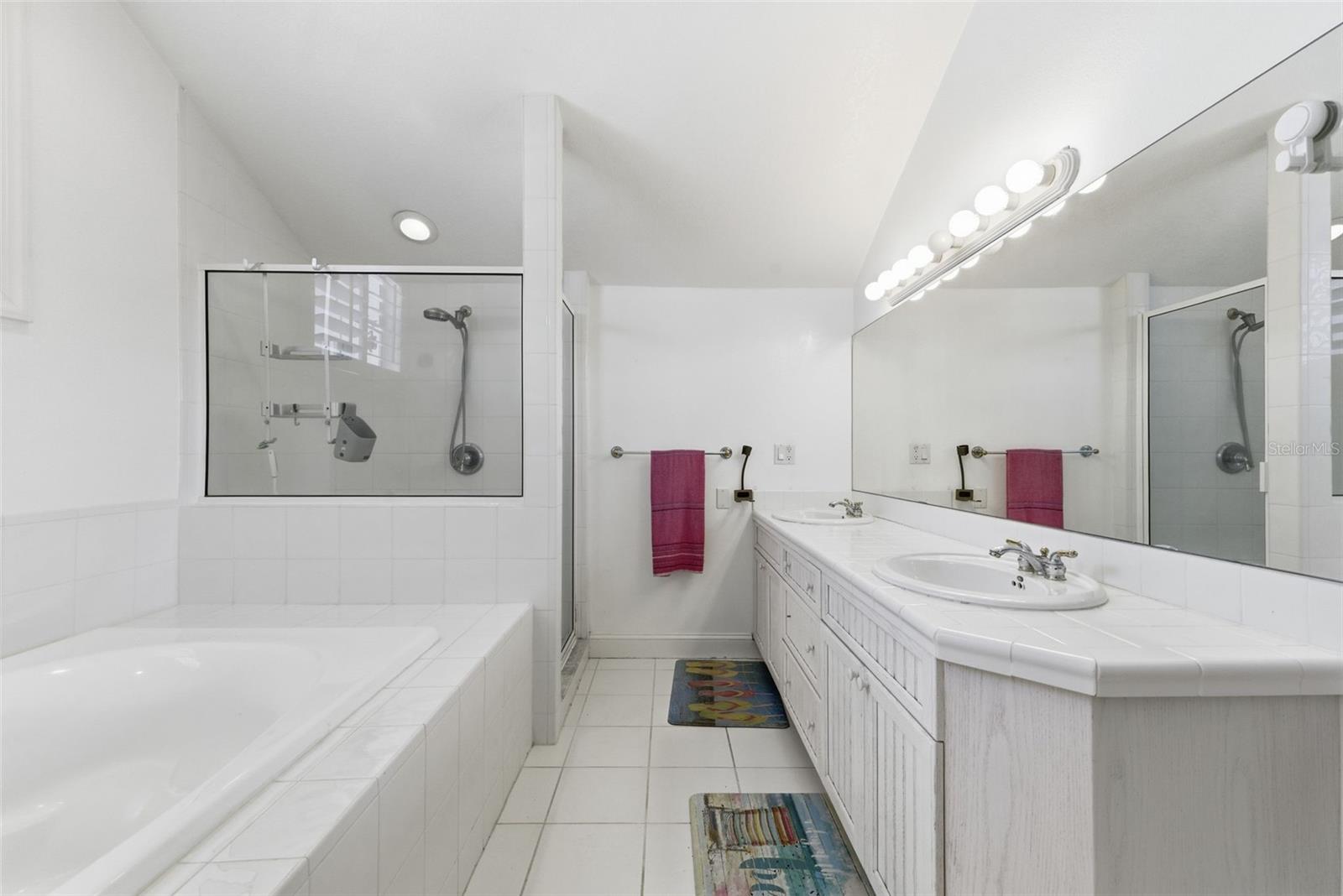 24 N PINE CIR, BELLEAIR, FL, 33756
