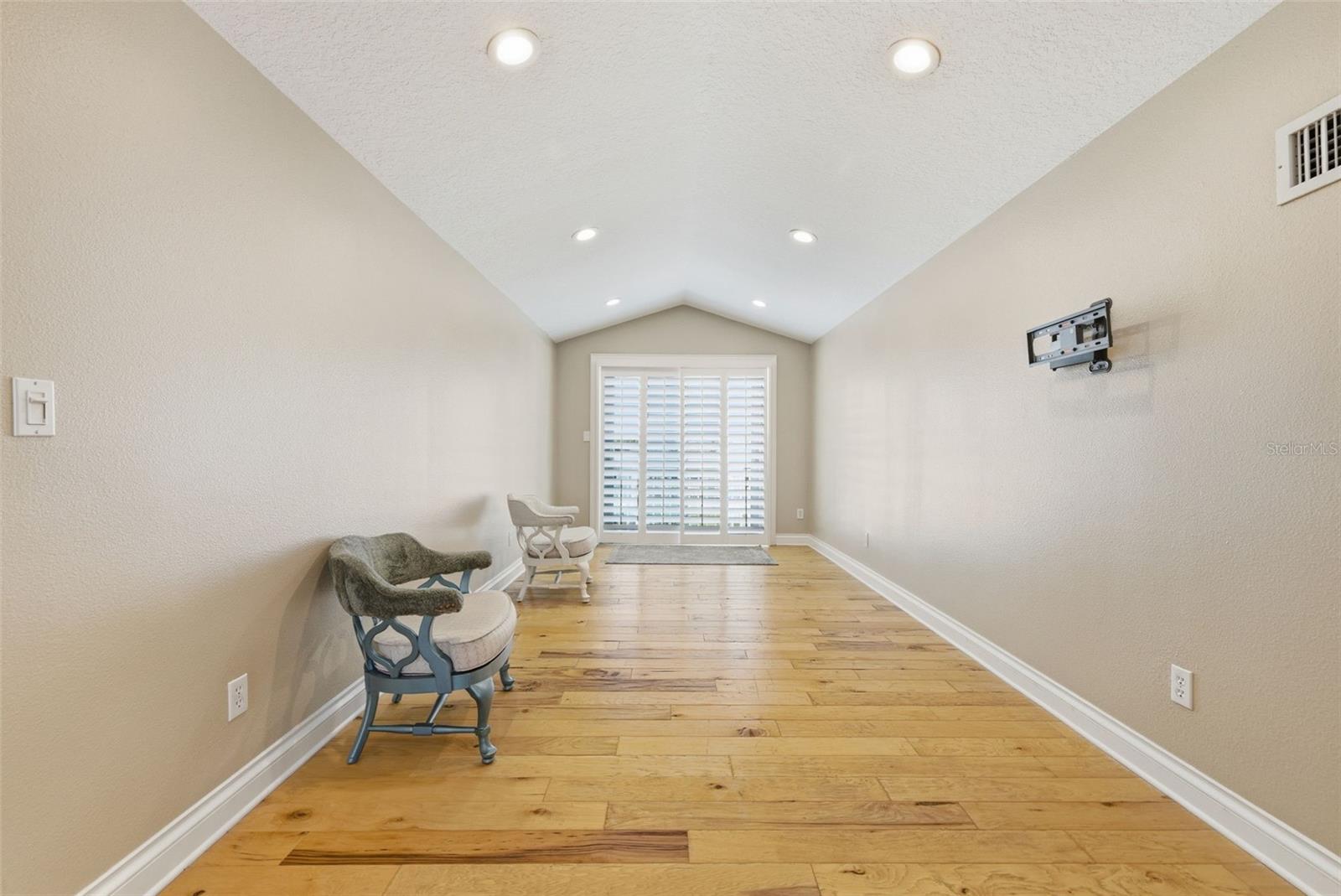 24 N PINE CIR, BELLEAIR, FL, 33756