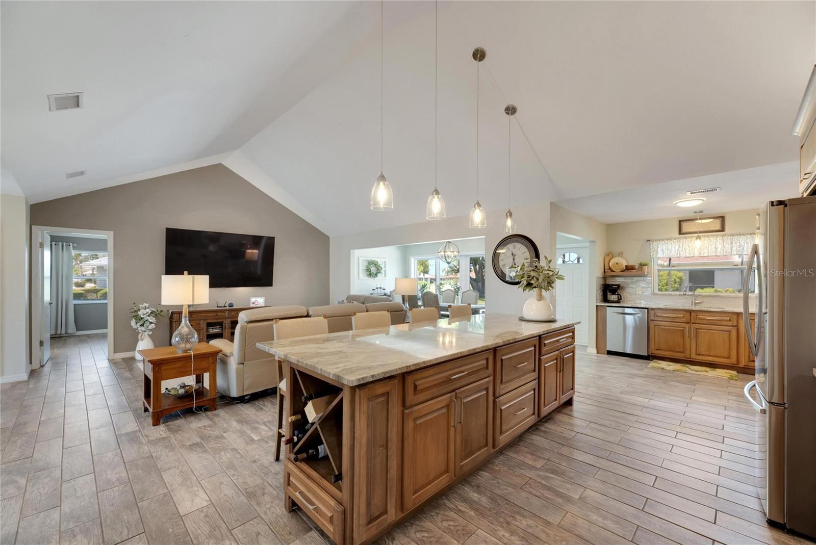 2002 E VIEW DR, SUN CITY CENTER, FL, 33573