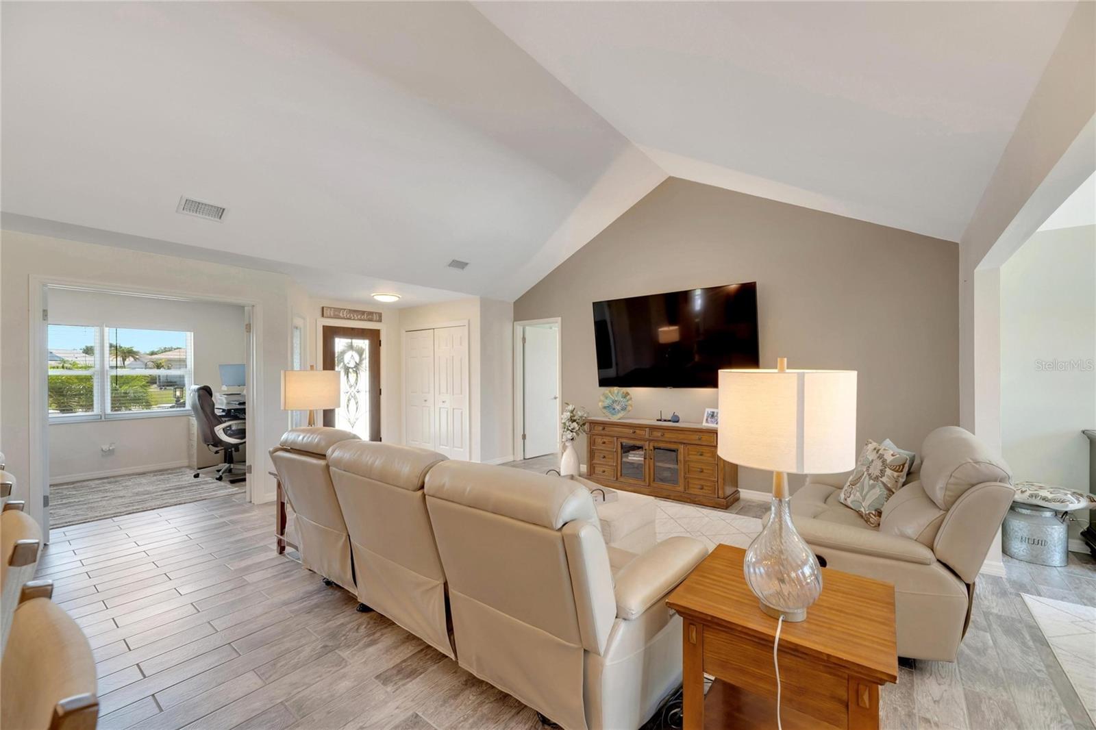 2002 E VIEW DR, SUN CITY CENTER, FL, 33573