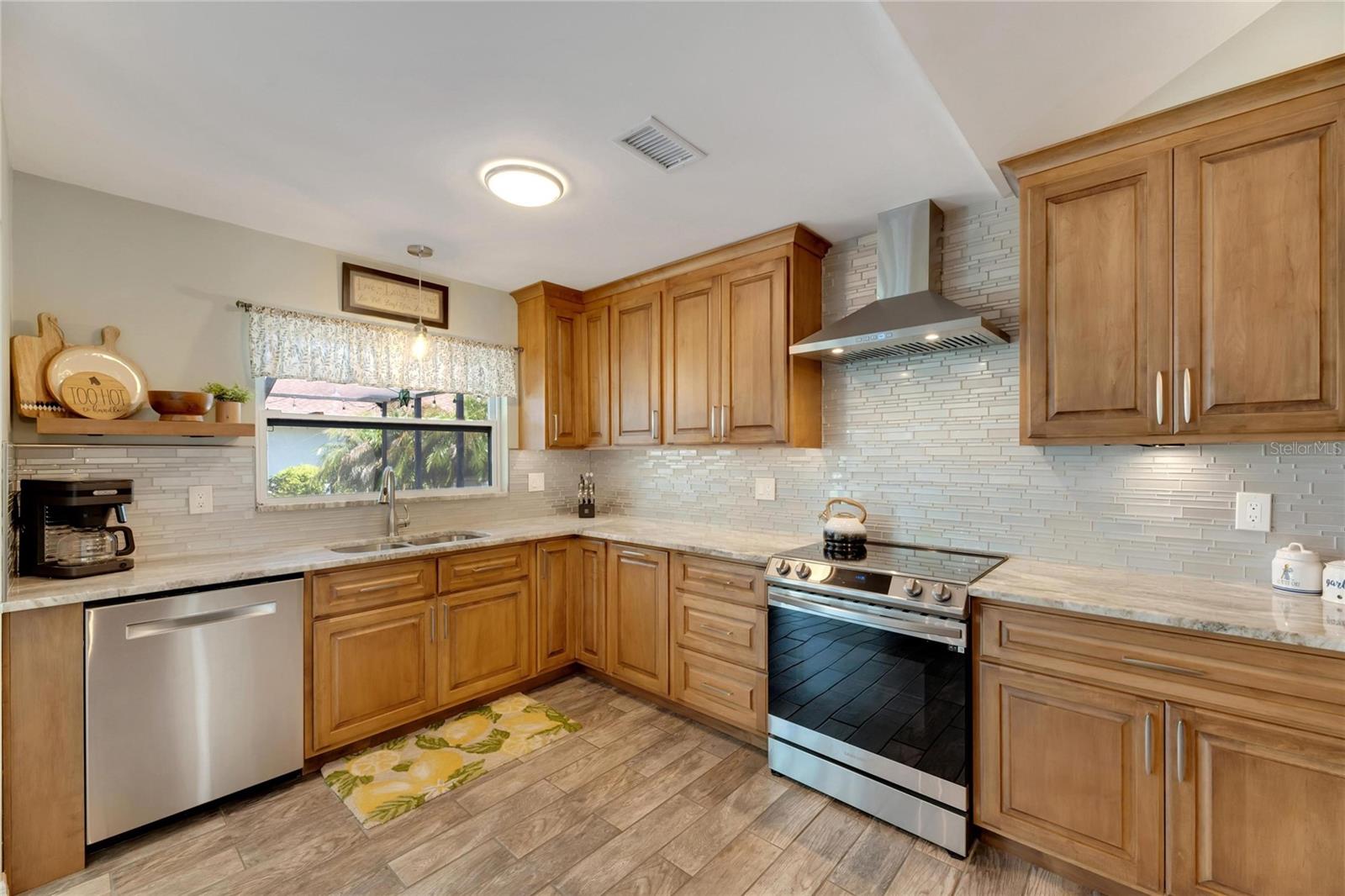 2002 E VIEW DR, SUN CITY CENTER, FL, 33573