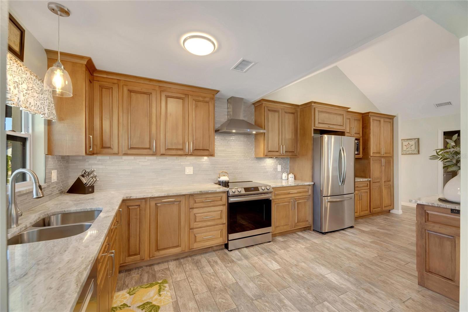 2002 E VIEW DR, SUN CITY CENTER, FL, 33573