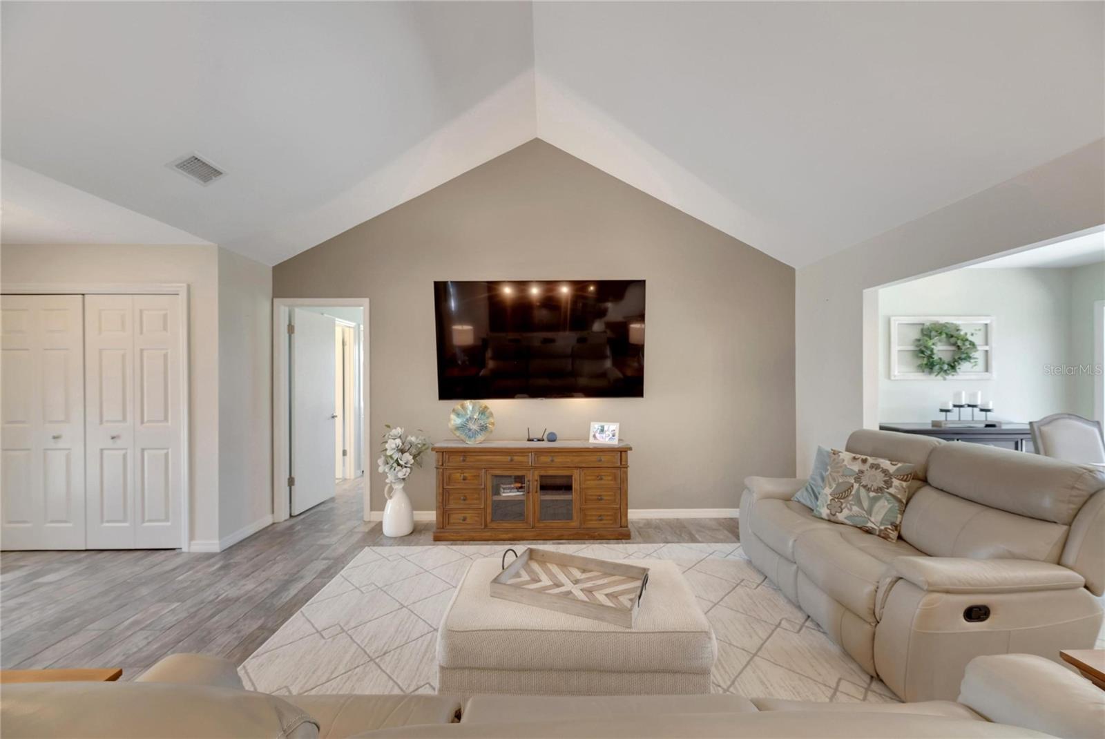 2002 E VIEW DR, SUN CITY CENTER, FL, 33573