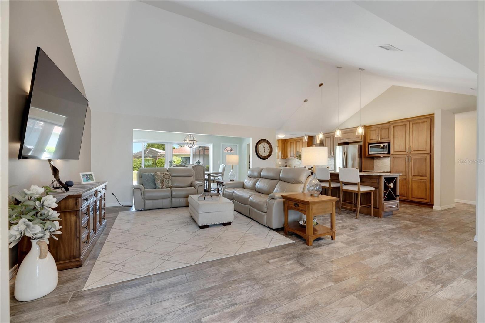 2002 E VIEW DR, SUN CITY CENTER, FL, 33573
