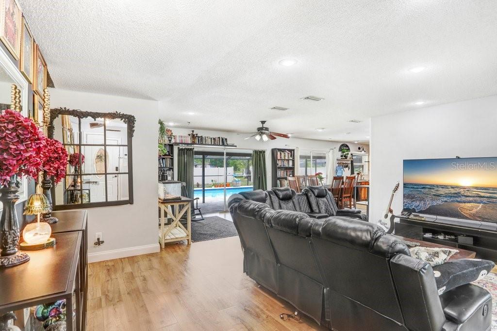 1204 LADY GUINEVERE DR, VALRICO, FL, 33594