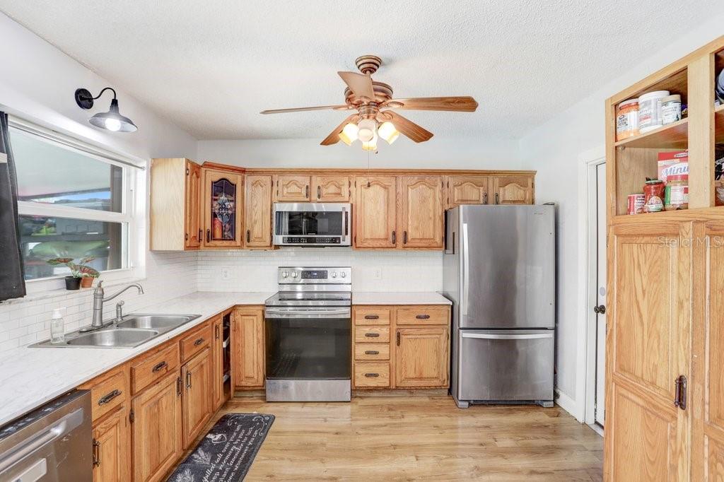 1204 LADY GUINEVERE DR, VALRICO, FL, 33594