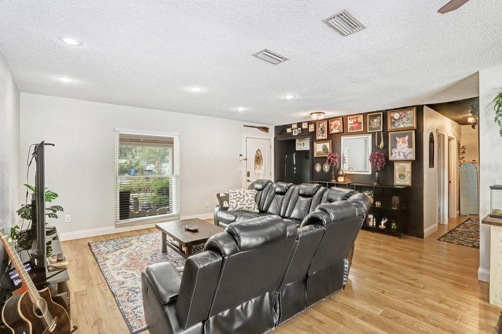 1204 LADY GUINEVERE DR, VALRICO, FL, 33594
