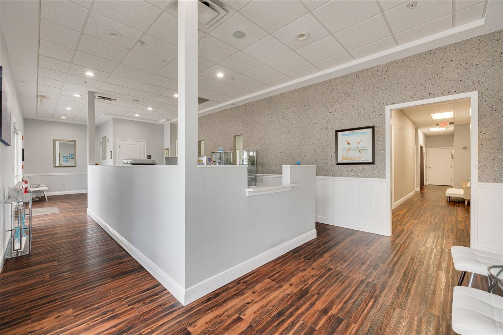 1033 W BAY DR, LARGO, FL, 33770
