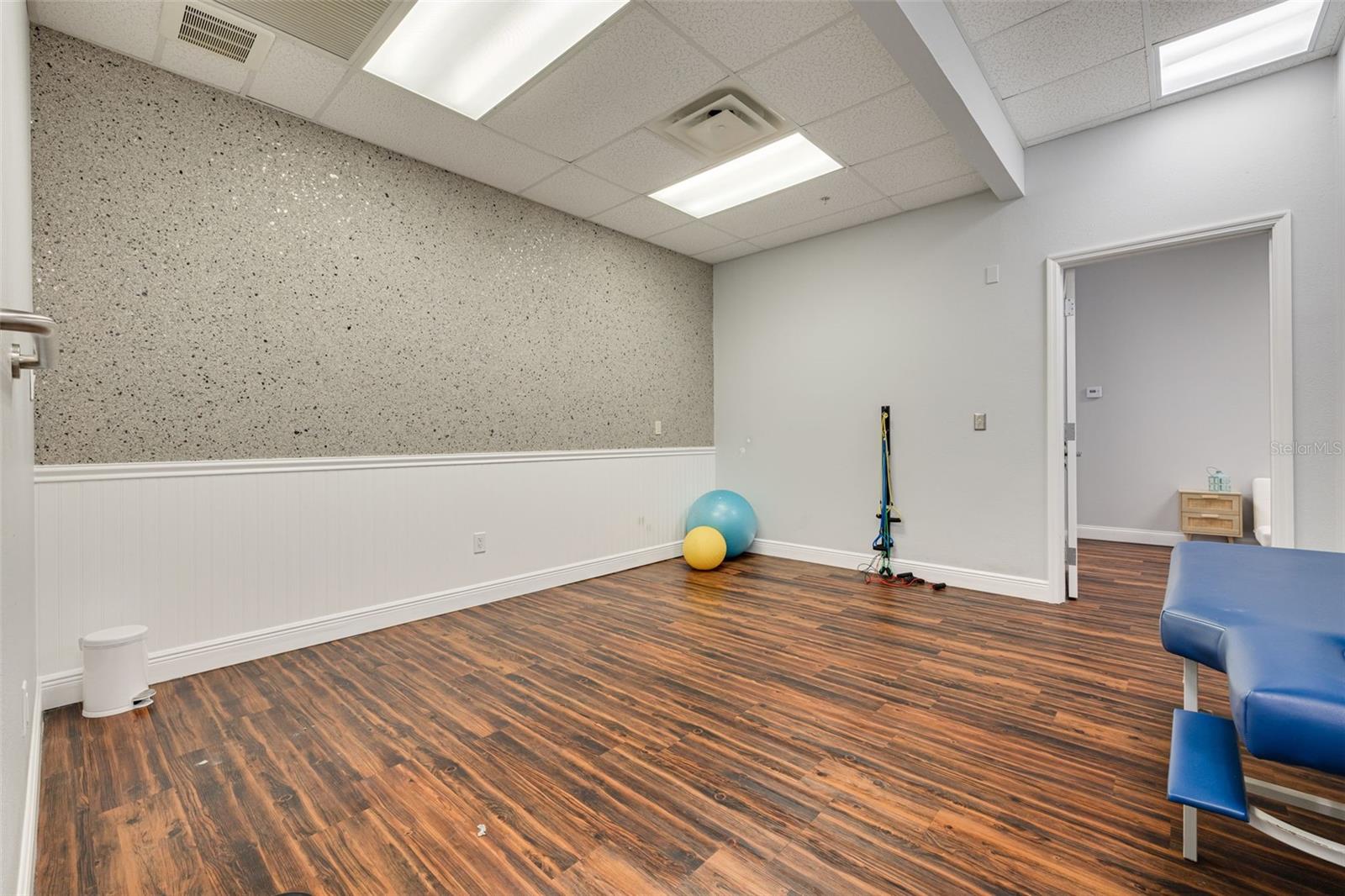 1033 W BAY DR, LARGO, FL, 33770