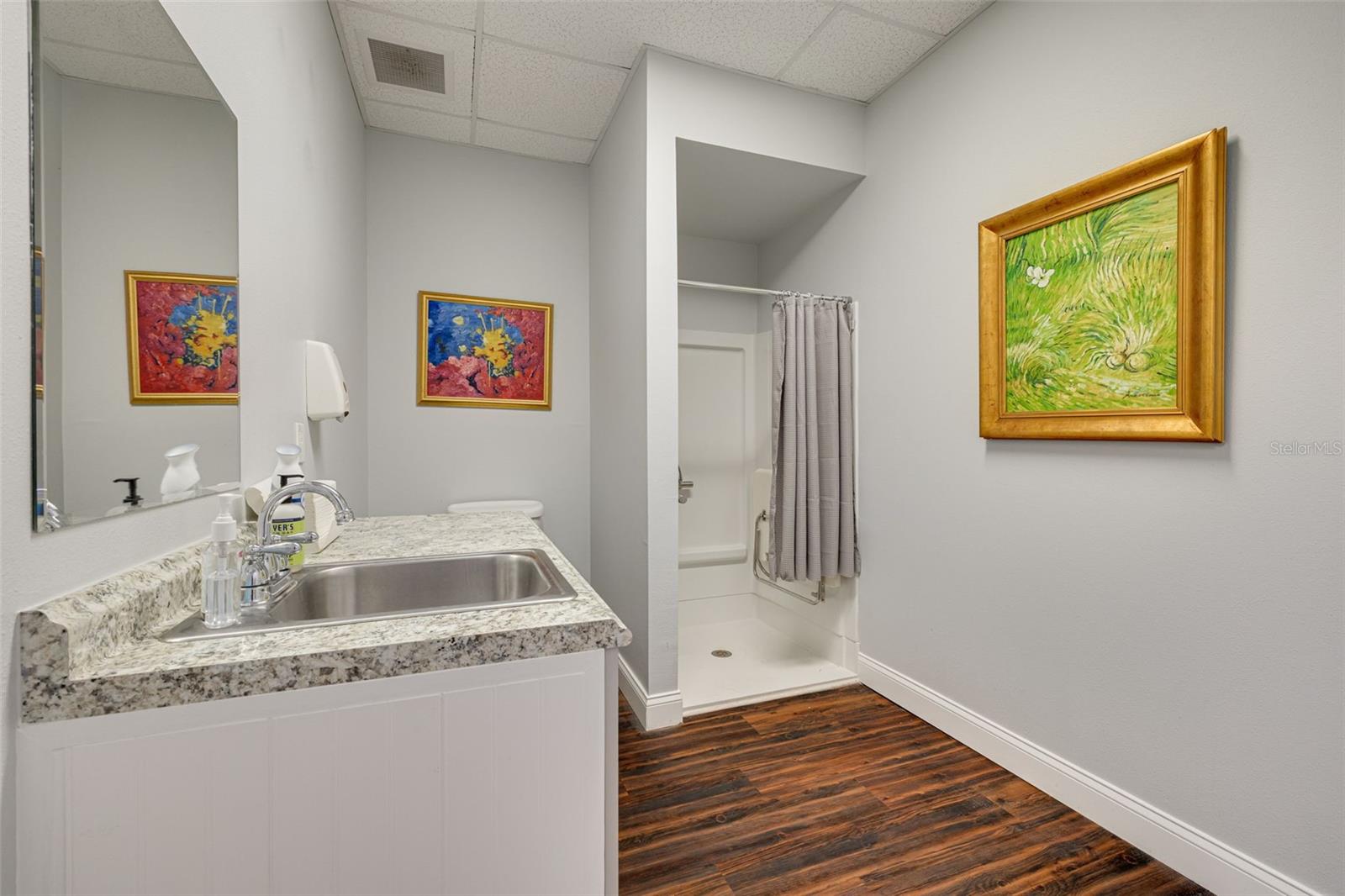1033 W BAY DR, LARGO, FL, 33770