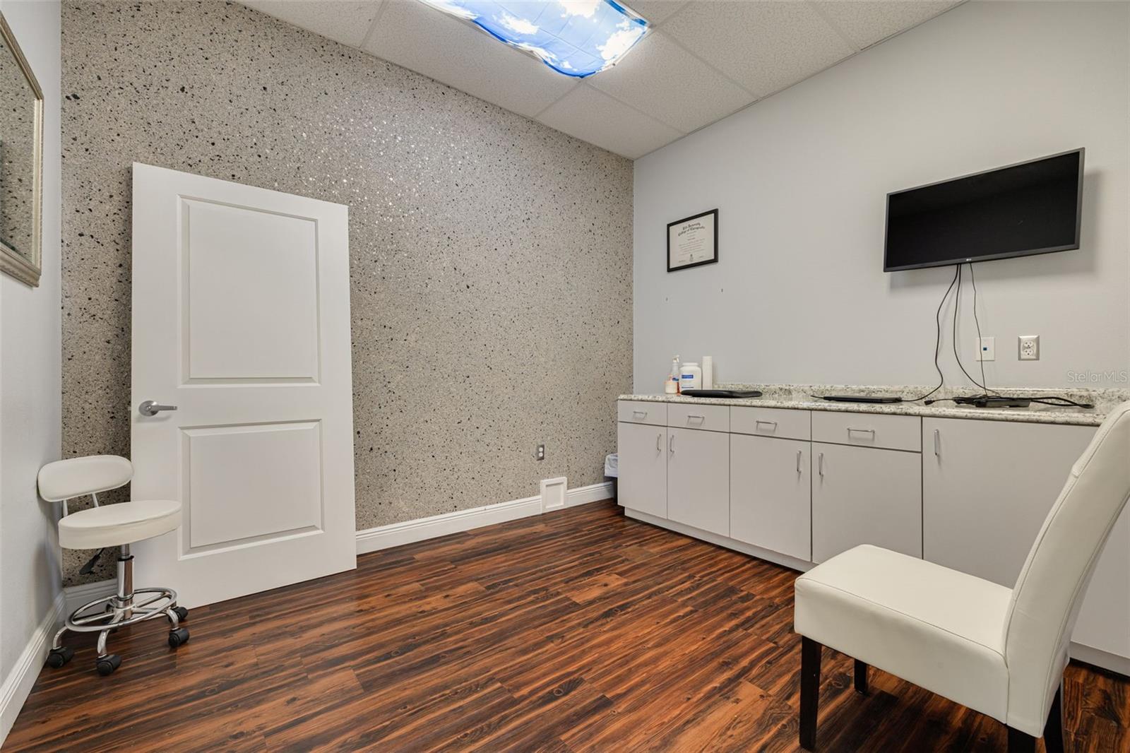 1033 W BAY DR, LARGO, FL, 33770