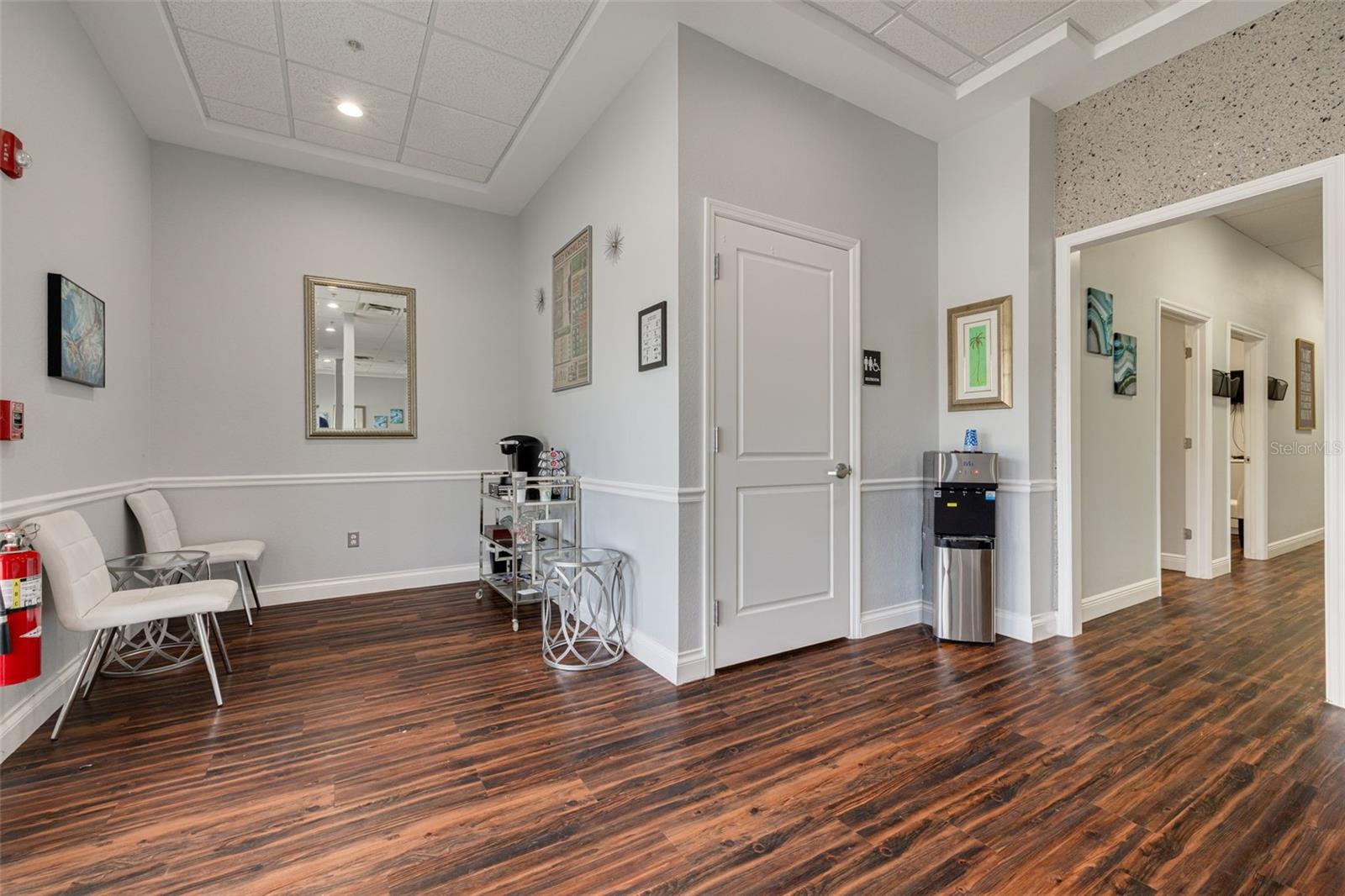 1033 W BAY DR, LARGO, FL, 33770