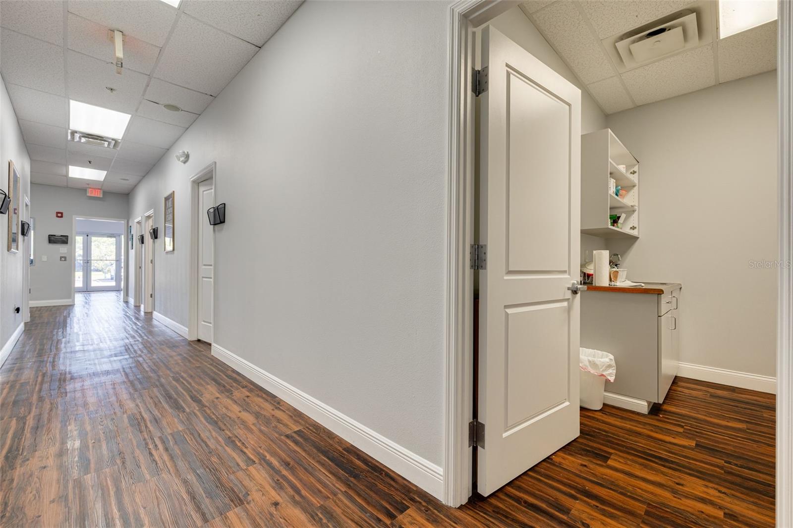1033 W BAY DR, LARGO, FL, 33770