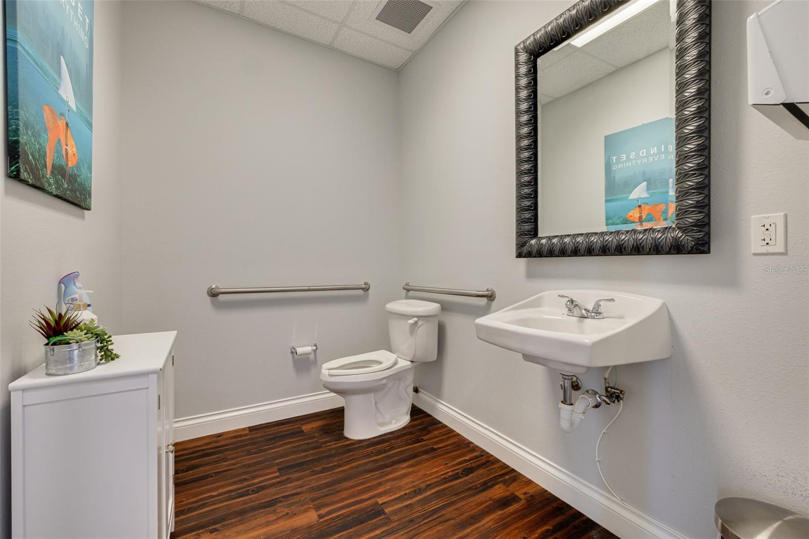 1033 W BAY DR, LARGO, FL, 33770
