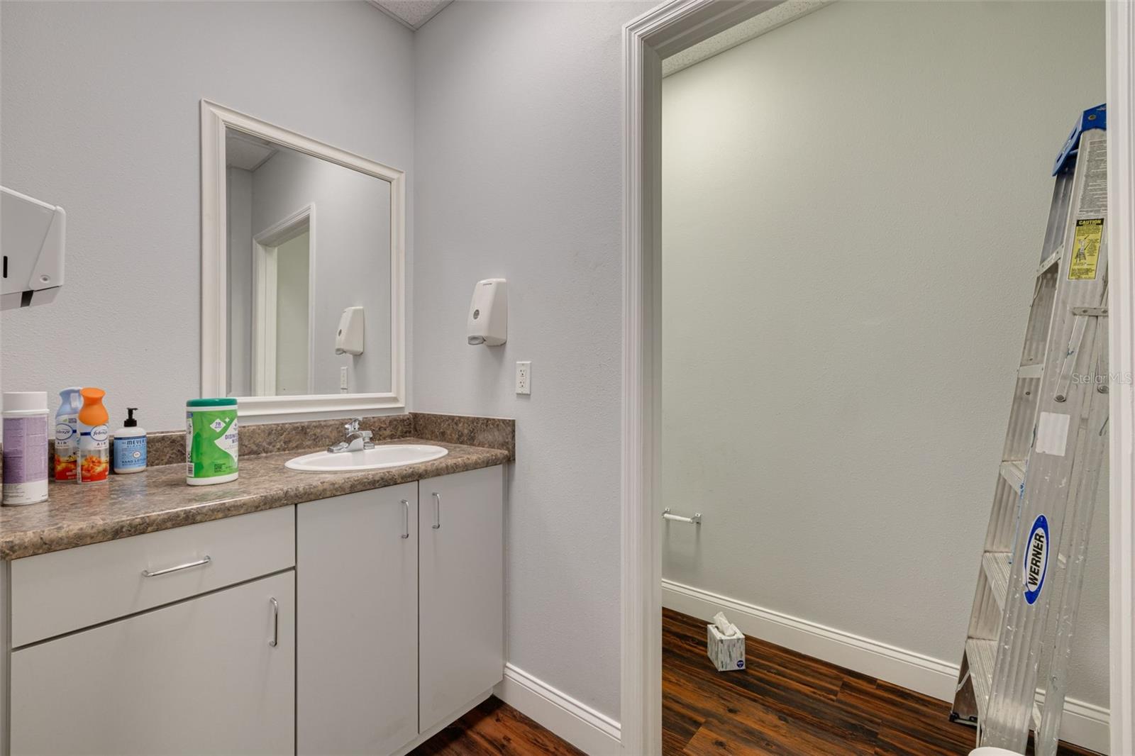 1033 W BAY DR, LARGO, FL, 33770
