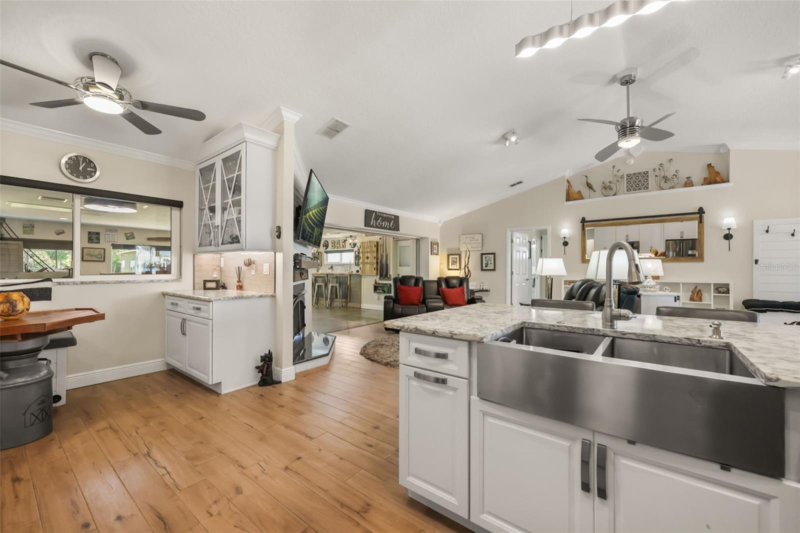 33000 LAKESHORE DR, TAVARES, FL, 32778