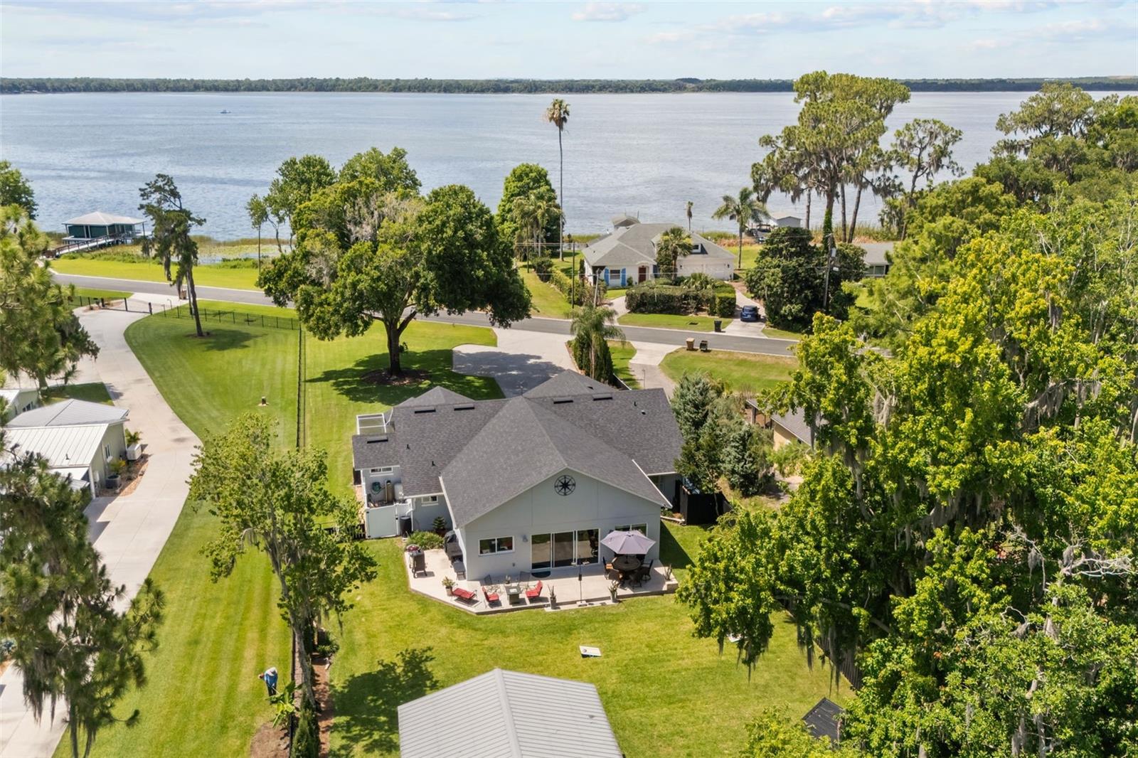 33000 LAKESHORE DR, TAVARES, FL, 32778