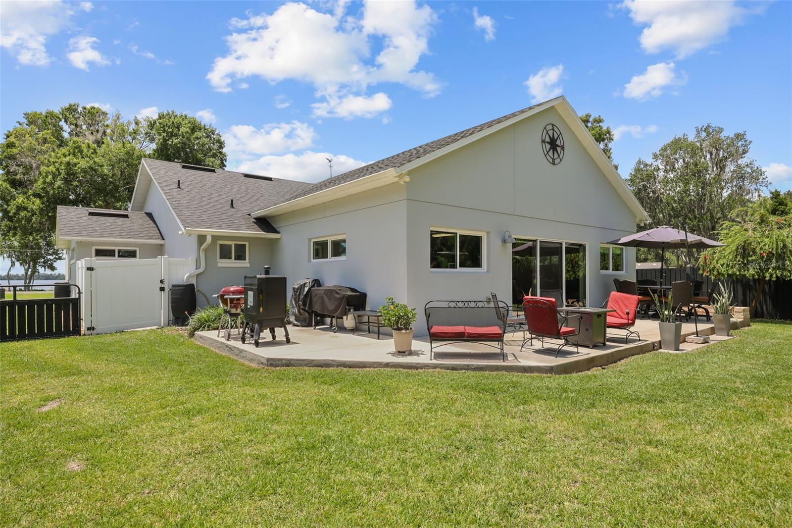 33000 LAKESHORE DR, TAVARES, FL, 32778