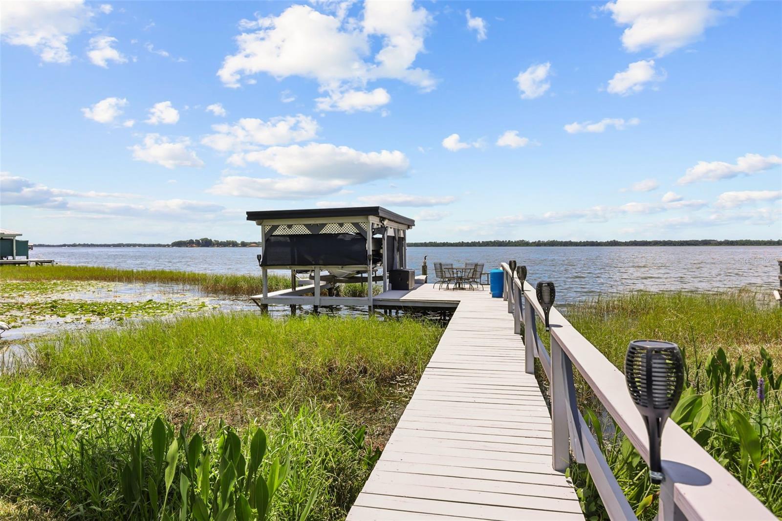 33000 LAKESHORE DR, TAVARES, FL, 32778