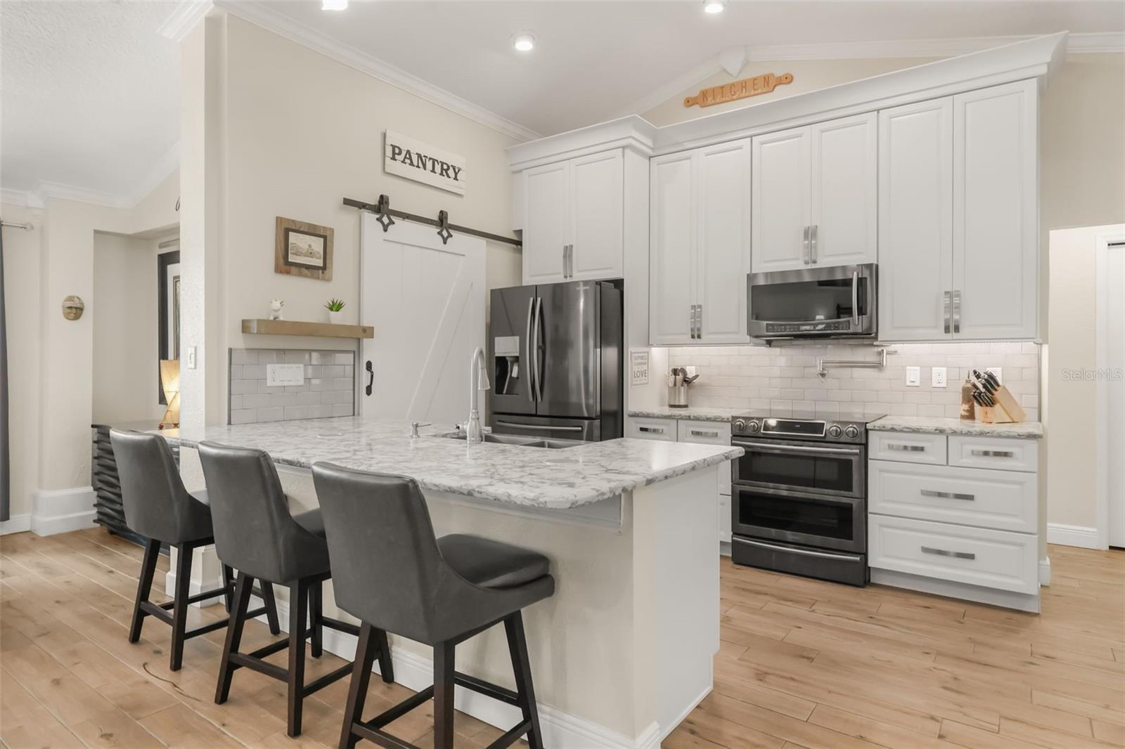 33000 LAKESHORE DR, TAVARES, FL, 32778