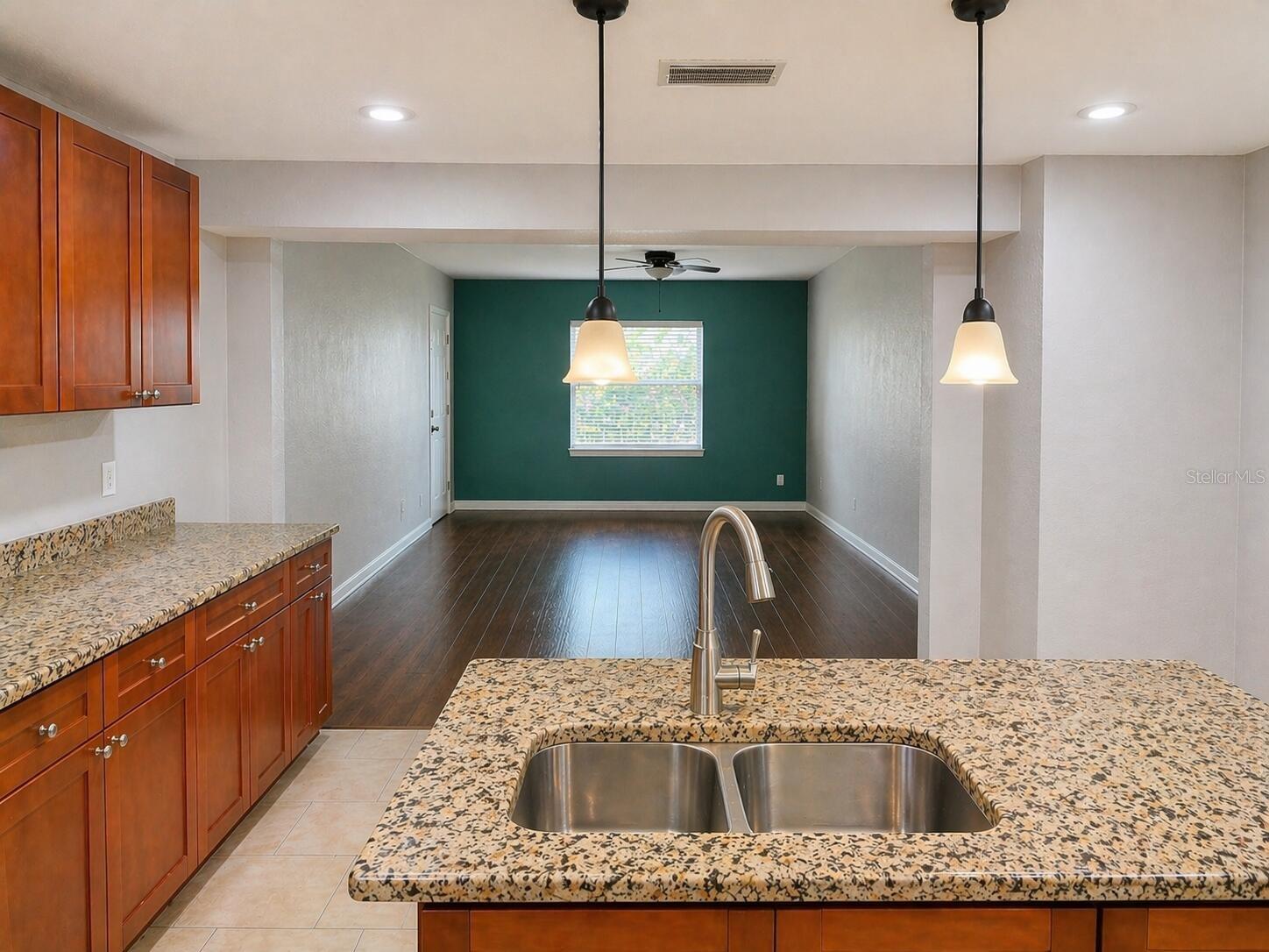 8618 GRANDVIEW DR, TAMPA, FL, 33617