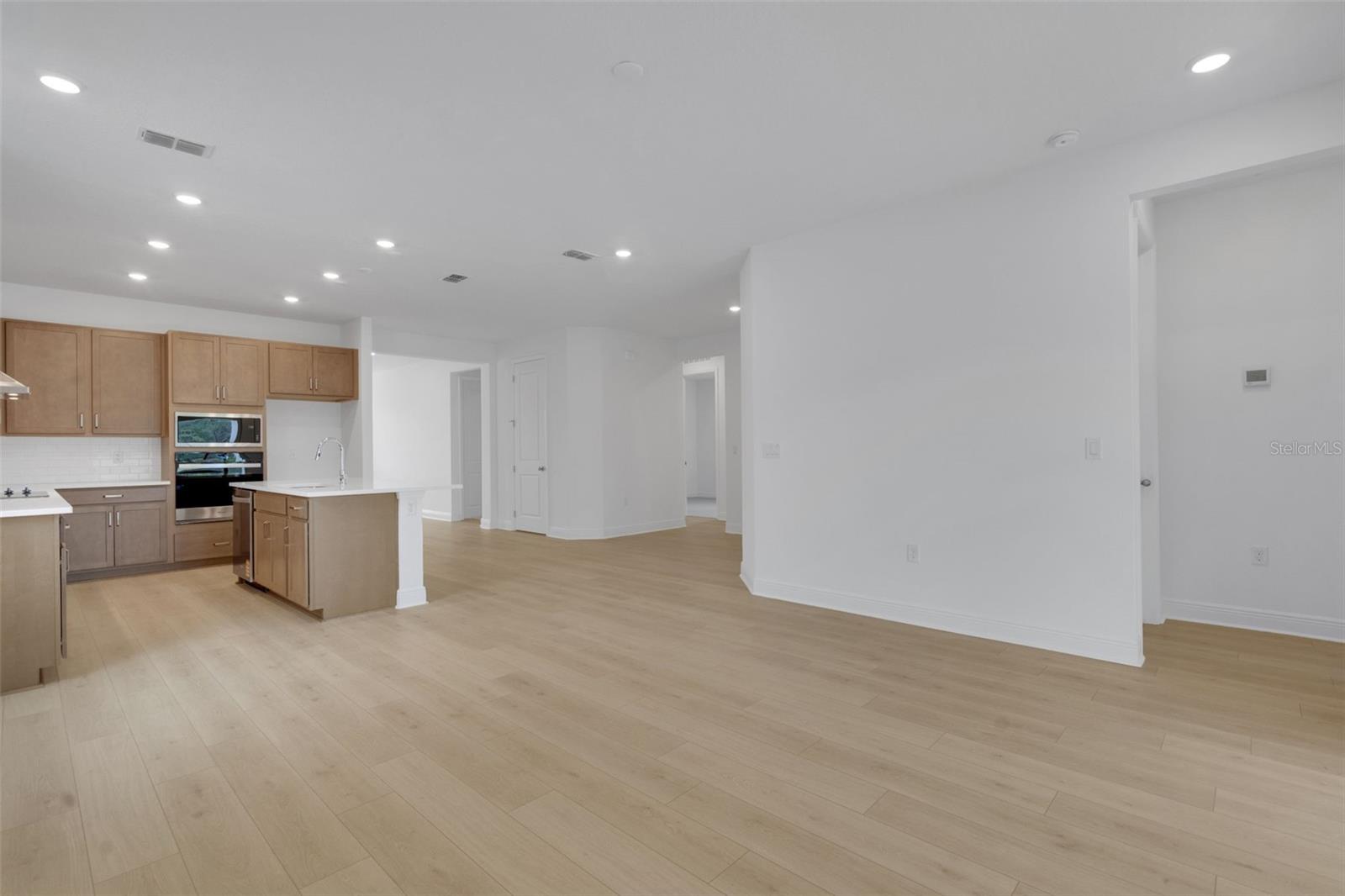 748 SUNSHOWER DR, LADY LAKE, FL, 32159