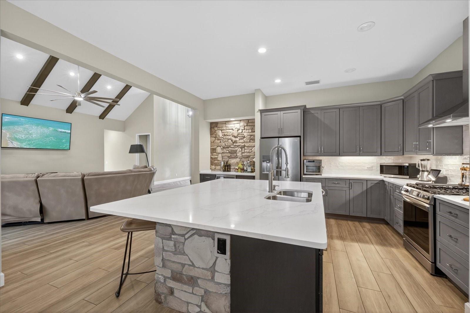 1208 SUNSET LN, LUTZ, FL, 33549