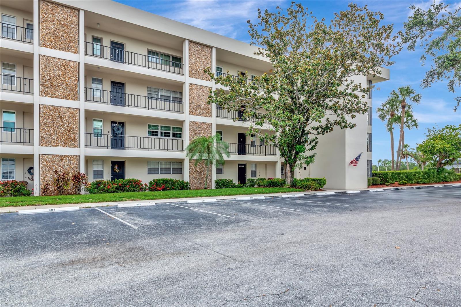 7461 W COUNTRY CLUB DR N #203, SARASOTA, FL, 34243