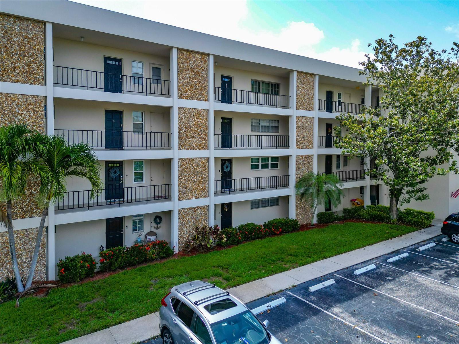 7461 W COUNTRY CLUB DR N #203, SARASOTA, FL, 34243