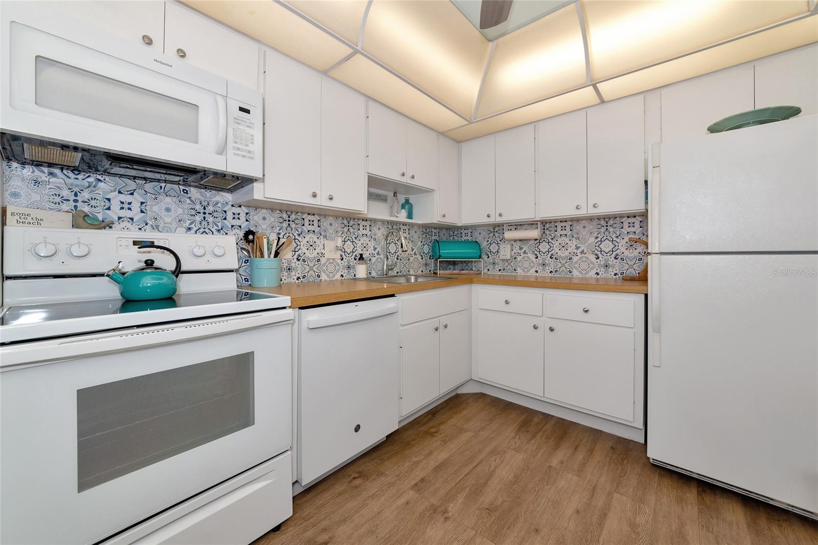 7461 W COUNTRY CLUB DR N #203, SARASOTA, FL, 34243