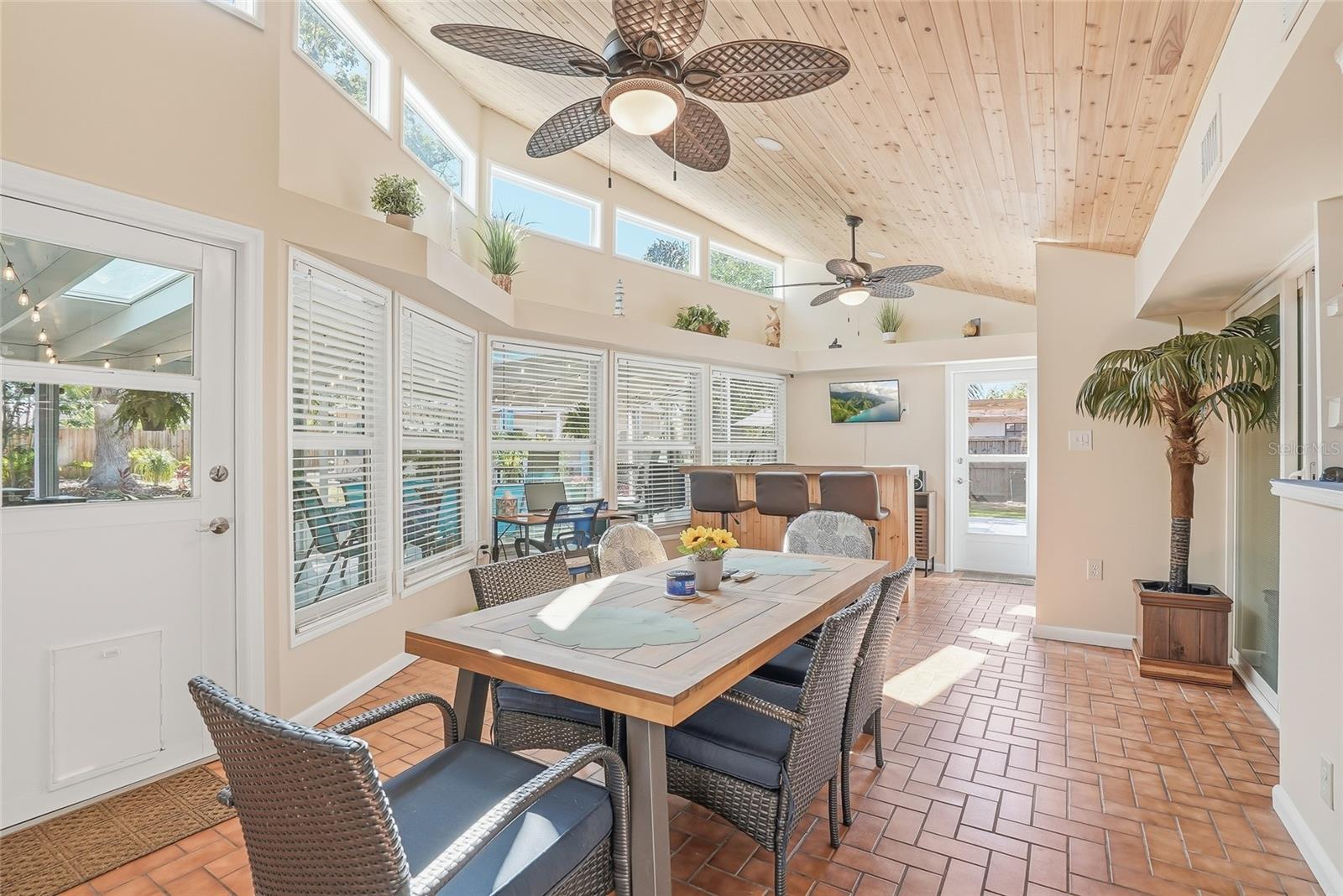 12109 FOREST HILLS DR, TAMPA, FL, 33612