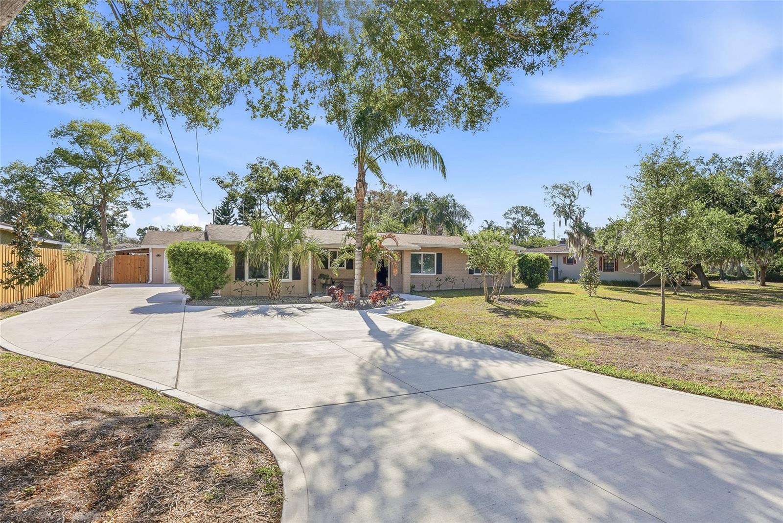12109 FOREST HILLS DR, TAMPA, FL, 33612
